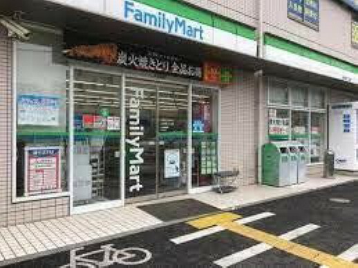 コンビニ ファミリーマート太田窪二丁目店