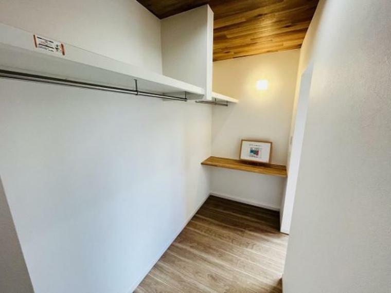 収納 寝室。収納スペースをしっかり設けることで、お部屋を広く使うことができます。