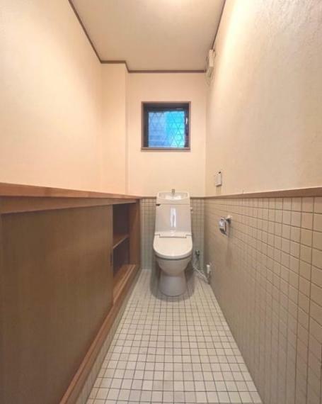 トイレ 【1階トイレ】収納棚があり、トイレ用品のストックもたっぷり収納できます。