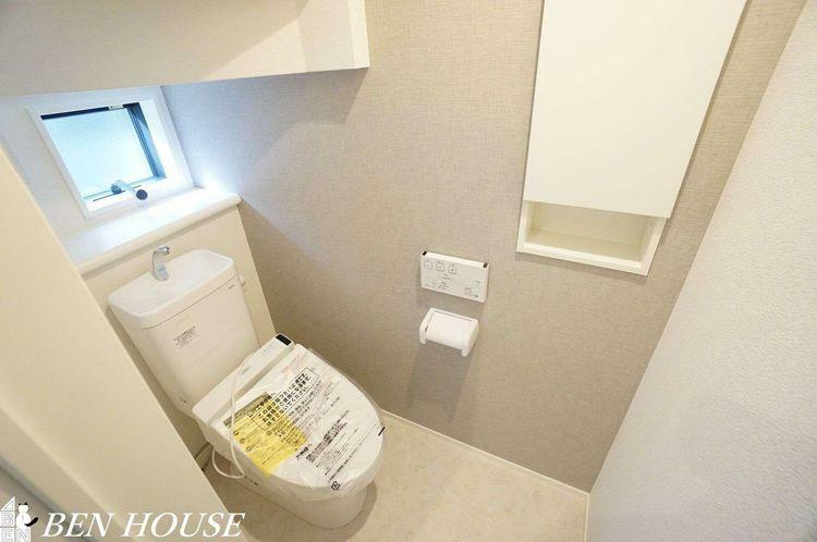 トイレ シャワートイレ（同仕様参考写真）・快適なトイレタイムに欠かせない温水洗浄便座付きトイレ。リモコンは操作性の良い壁掛けタイプです。