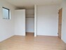 同仕様写真（内観） 【洋室同社施工例写真】全居室にしっかりとした大きさのクローゼットを完備し、収納スペースも十分です。