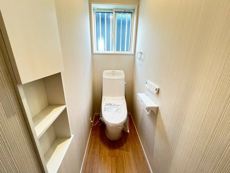 トイレ 《13号棟　トイレ》LIXILのベーシアシャワーはオート洗浄と壁リモコンつきで、使いやすいシャワートイレ。お掃除リフトアップ機能やフチレス形状でお掃除しやすく、エコロジーな超節水タイプ。