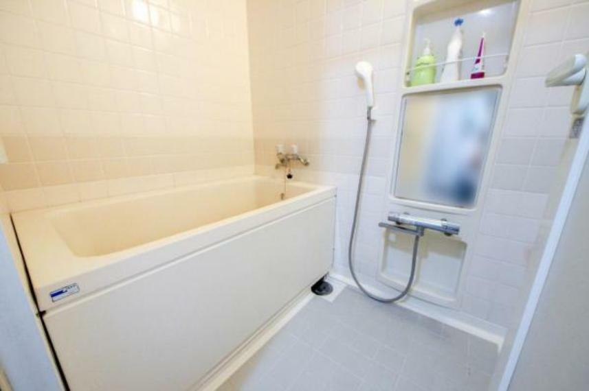 浴室 追い炊き機能搭載のユニットバス。白を基調とした清潔感のある空間です