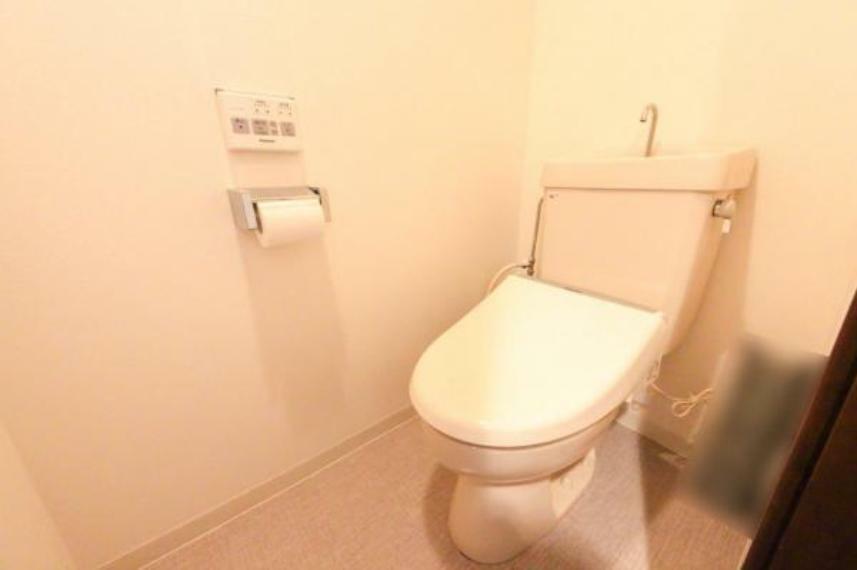 トイレ ウォシュレット機能付きの温水洗浄便座。使いやすい壁付けタイプのリモコンです