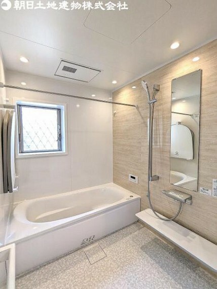 浴室 窓付きで白を基調とした浴室がリラックス空間を提供します