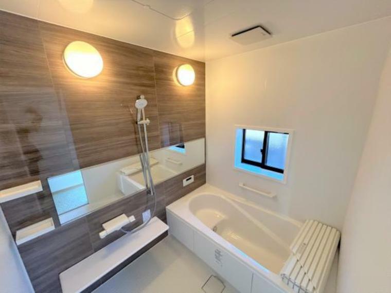 浴室 【リフォーム済み】浴室は新品のリクシル製ユニットバスに交換。心地よい入浴を可能にした形状の浴槽は安全面を考慮し床に凹凸が付いています。広々1坪タイプでのんびり入浴でき、一日の疲れを癒せますよ。