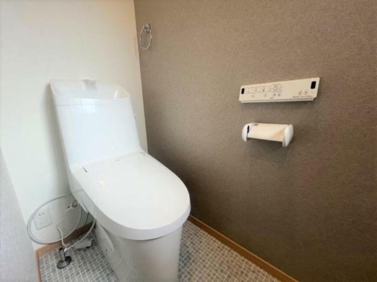 トイレ 【リフォーム済み】リクシル製の温水洗浄付便器に新品交換。天井・壁はクロス貼り換え、床はクッションフロアに張替えます。清潔感のあるトイレに仕上がります。