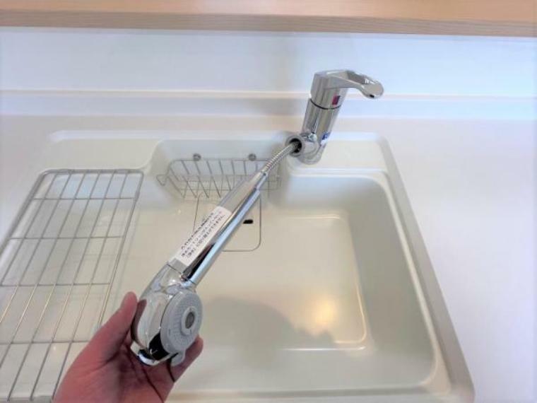 【設備】新品交換したキッチンの水栓金具はノズルが伸びてシンクのお手入れもラクラクです。水栓本体には浄水機能が内蔵されていて、おいしいお水をつくります。