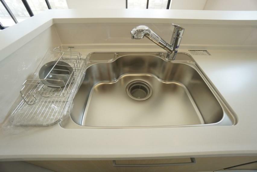 キッチン 大きなお鍋も楽々洗える、幅が広いシンク。 洗剤や石鹸、スポンジもすっきりできる収納付き。ステンレスシンクなので簡単にお掃除できますよ。