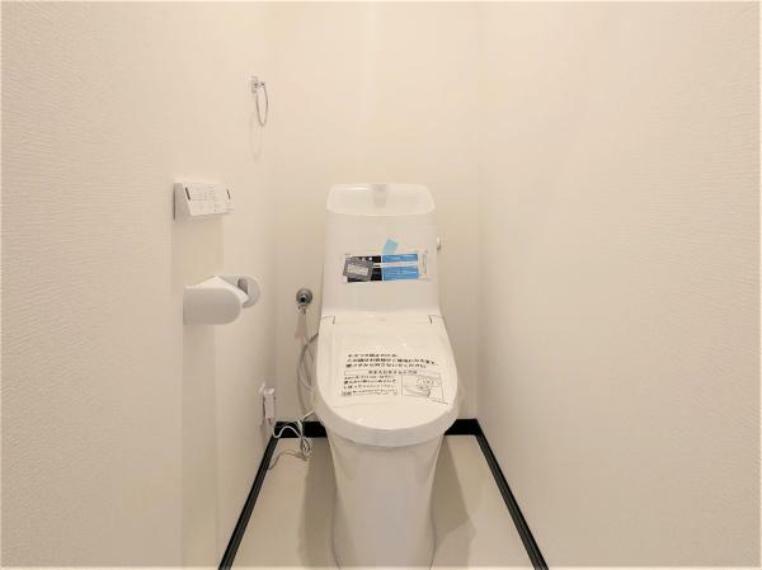 トイレ 【リフォーム済】トイレはLIXIL製の温水洗浄機能付きに新品交換しました。キズや汚れが付きにくい加工が施してあるのでお手入れが簡単です。2階にもトイレがございます。