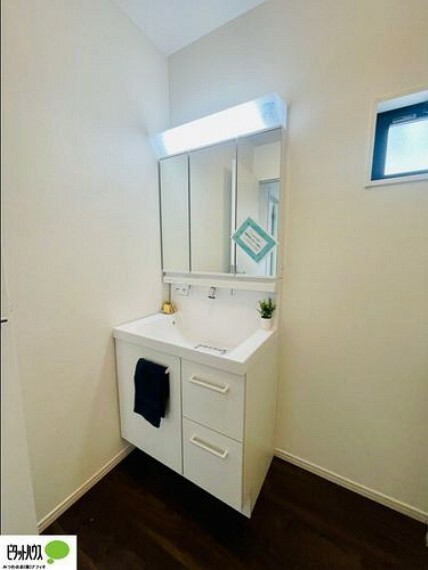 同仕様写真（内観） 同一仕様　洗面室に小窓があり、カビ予防にも。大きな鏡で見やすい洗面化粧台です
