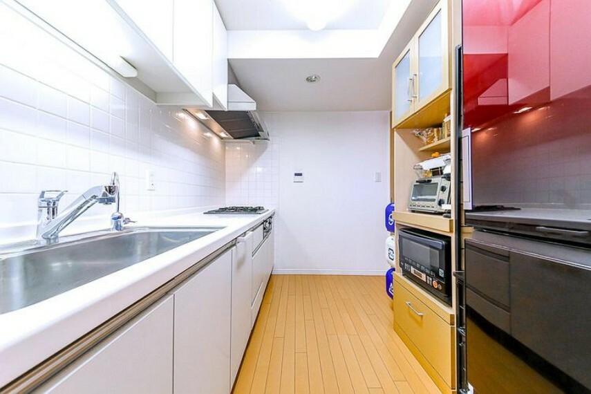 キッチン キッチン横の扉は洗面室と繋がっているため、廊下に出なくても行き来が可能です。