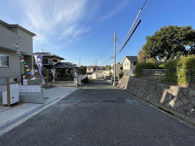 現況写真 駅までの道のりや小・中学校、商業施設といった日常の生活に関わる周辺施設も併せてご紹介いたします