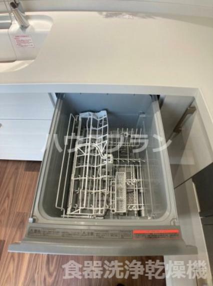 システムキッチンに組み込むタイプのビルトイン型食洗機。 据え置き・卓上型と異なり、キッチンまわりがすっきりするのが特徴。 設置場所を確保する必要がなく、キッチンを広く使えます。