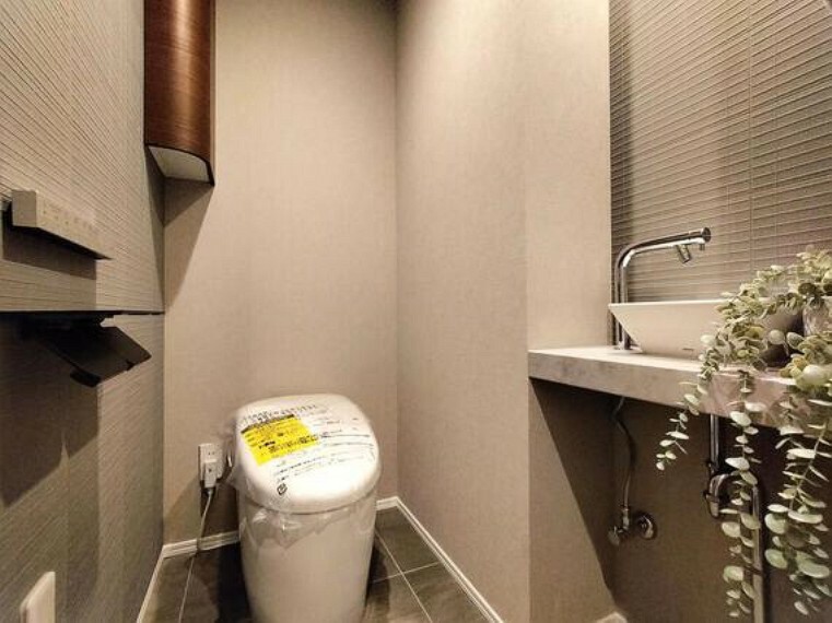 トイレ アクセントクロスが採用された、お洒落なトイレです。独立型の手洗いカウンターが備わっています。