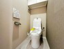 トイレ 温水洗浄便座完備のトイレスペース。ついつい考え事をしてしまうほど落ち着く空間です。室内（2023年12月9日）撮影