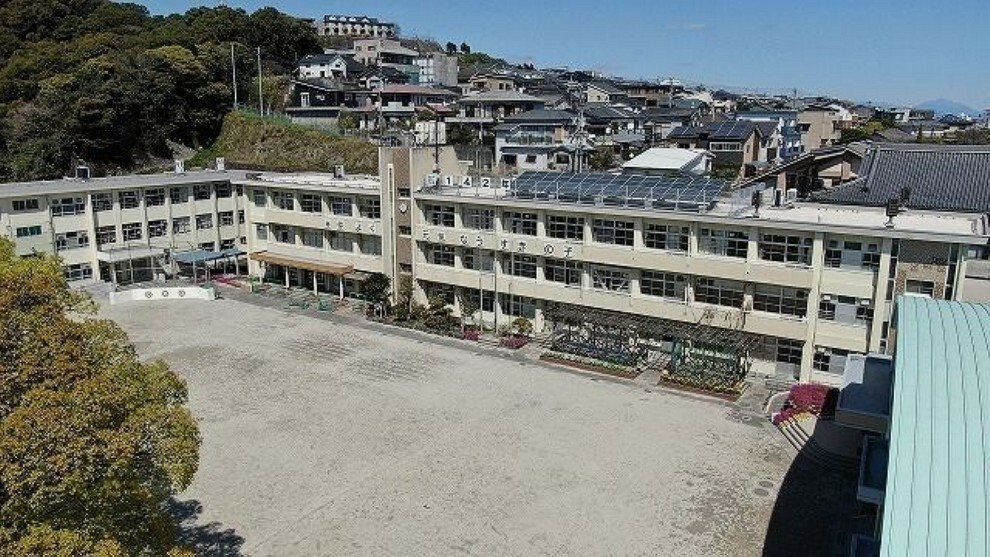 小学校 宇宿小学校【鹿児島市立宇宿小学校】は、宇宿4丁目に位置する1877年創立の小学校です。令和4年度の生徒数は573人で、26クラスあります。校訓は「仲よく　元気な　うすきの子」です。