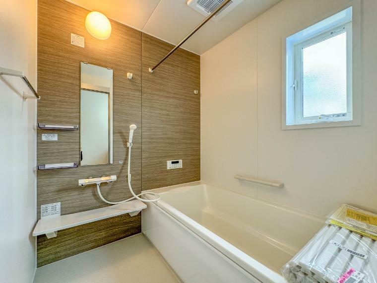 浴室 【Bathroom】 （1号棟）一日の疲れを癒してくれるお風呂空間。使いやすさと上質な質感を両立して、単なる習慣から特別な時間に変わるはず。