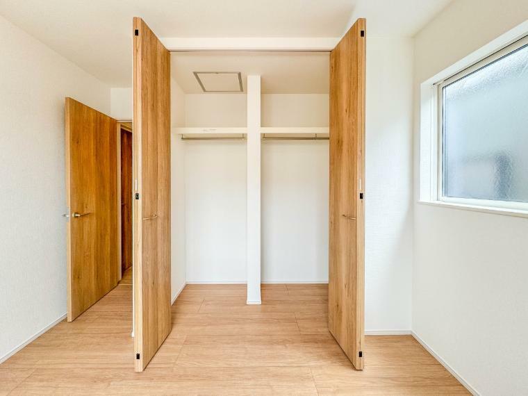収納 【Closet】 （1号棟）各部屋を最大限に広く使って頂ける様、全居住スペースに収納付。プライベートルームはゆったりと快適に。