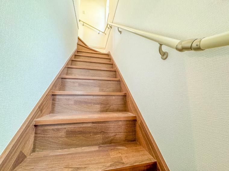 構造・工法・仕様 手すり付き階段なので安心です。