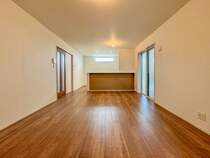 【Living room】 （2号棟）インテリアショップで見掛けた「あの家具」も置ける、ゆったりとした空間。時に広さが上質な寛ぎの時間になる事も。