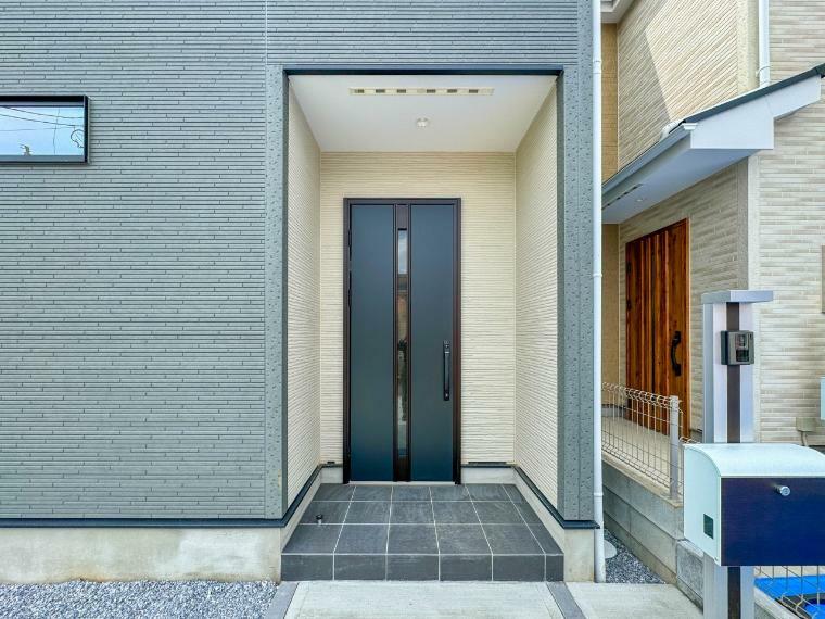 玄関 【Entrance】 （2号棟）玄関はおうちの顔と言われます。玄関アプローチは、外観デザインの印象を左右します。ご家族の個性を出しながら、素敵な玄関でお客様をお迎えしてください。