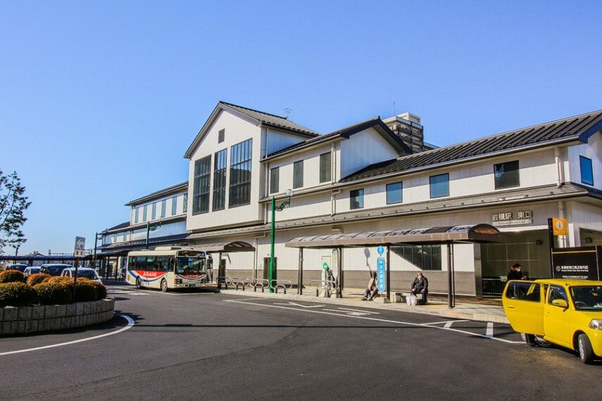 岩槻駅（昭和4年開業。現在は東武アーバンパークラインの駅。各駅列車と急行が停車。上りは大宮方面、下りは春日部方面になっています。駅にはエレベーター、エスカレーターが設置され、バリアフリー化も図られています。）