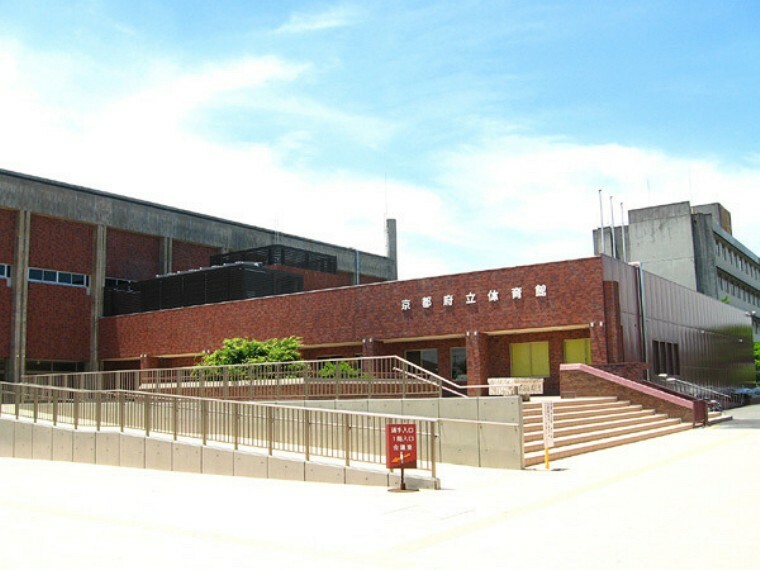 島津アリーナ京都 京都府立体育館　大相撲やスポーツ観戦、トレーニングルームも利用できます。（約994m）