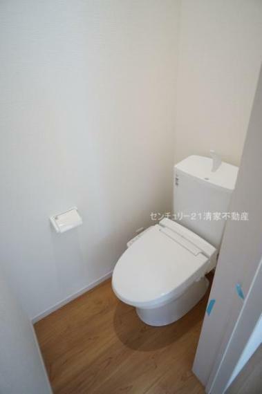 トイレ 4号棟:白を基調とした、清潔感のある水廻りです。（2024年02月撮影）
