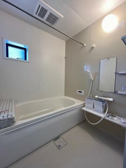 浴室 スタイリッシュなデザインのお風呂は疲れを癒してくれそうです