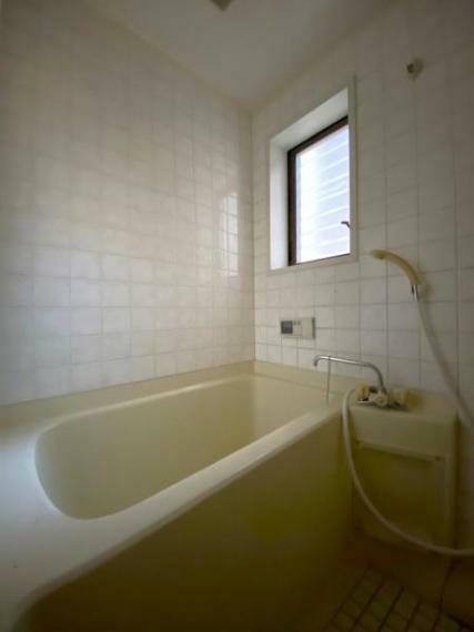 浴室 【浴室】 小窓付きで自然換気も可能なバスルーム