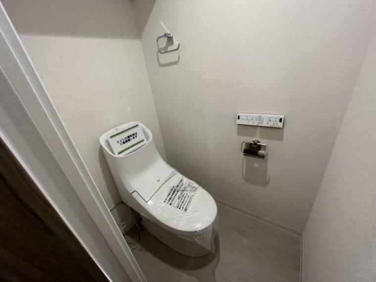 トイレ ～Toilet～ いつも綺麗に清潔に！ウォッシュレット付きで衛生面も安心です。もちろん窓も付いてるので空気の入れ替えも楽にできます。