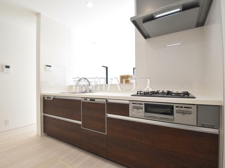 1号棟　キッチン　【国立市東3丁目】<BR/>ビルトイン食洗機は毎日の家事を軽減させてくれます。またワークトップも広々使え機能性も向上します。　