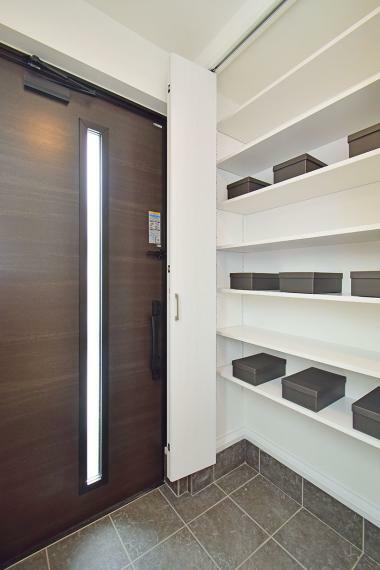 玄関 可動棚で効率よく収納できる、シューズクローゼット（2号地モデルハウス）