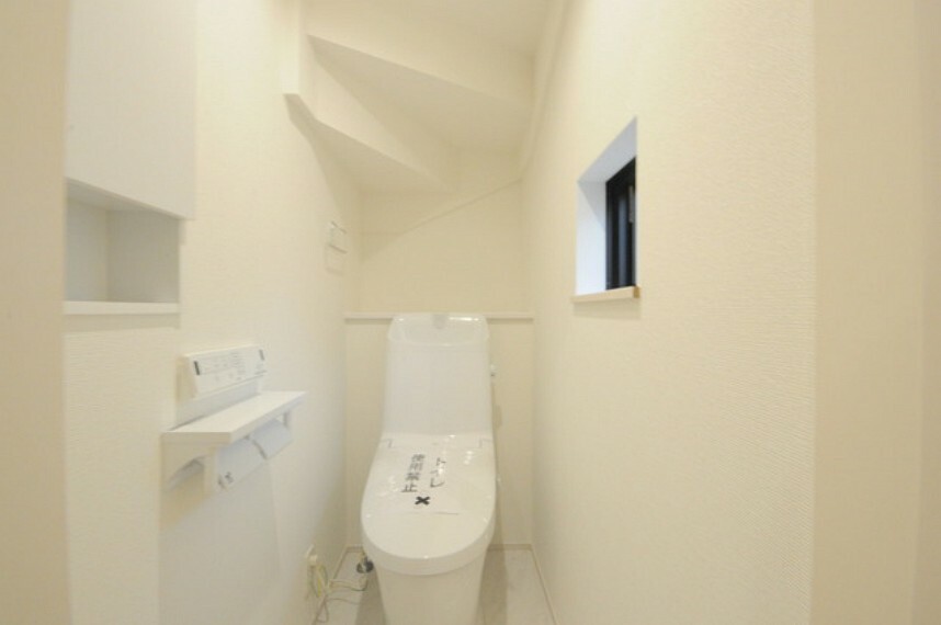 トイレ 1階　ウォシュレット機能付トイレです。