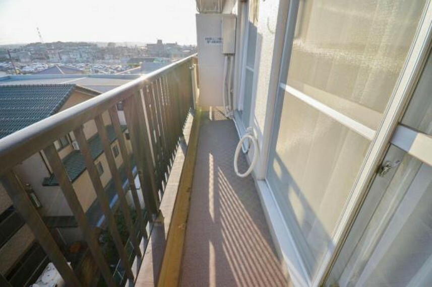 バルコニー ■バルコニー■ 5階南向きの住戸ですから陽当たりはとっても良好。洗濯物の乾きも良さそうです