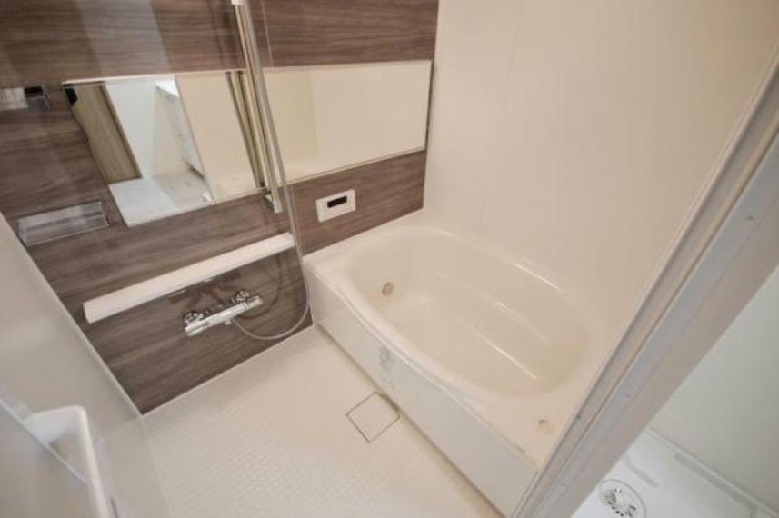 ■バスルーム■<BR/>新規交換済みの浴室。天井には浴室乾燥機が備わっています。