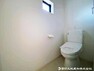 トイレ トイレはシンプルで清潔感があり、快適な使用を約束します。