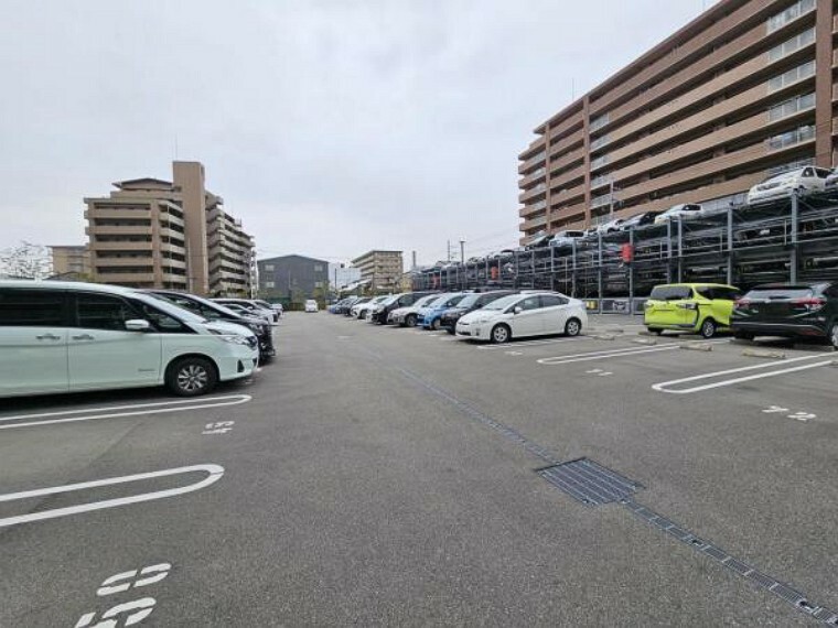 敷地内駐車場 ゆったりとした敷地内駐車場で駐車もらくらく！