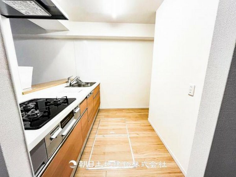 ダイニングキッチン キッチンに床下収納があり便利なスペースです。