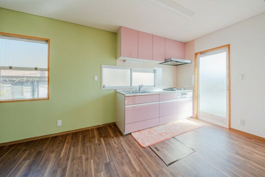 キッチン 壁付キッチンになります。キッチン下部、上部の2か所に収納がある為、食器棚を置かなくとも、十分な収納力を持ち合わせたキッチンです。また、壁付することでリビング・ダイニングのスペースを広く活用できます。