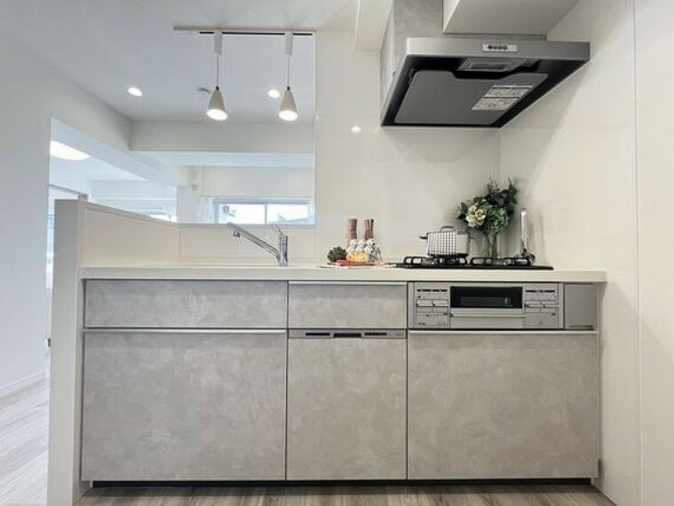 ダイニングキッチン ホワイトを基調とした清潔感のあるキッチン。使い勝手の良い設備のキッチンで効率よあくお料理ができます。