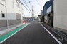 現況写真 物件の西側前面道路（北側から）［2023年11月16日撮影］