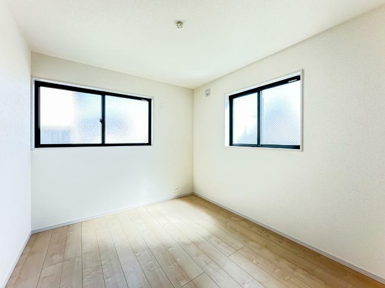 寝室 大きな窓からたっぷりと陽光が注がれる明るい空間。