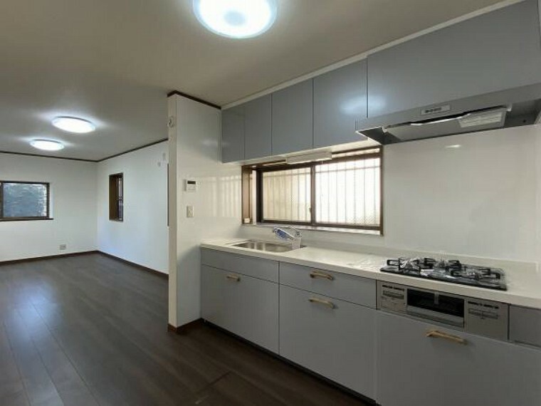 キッチン 壁向きのキッチンは空間を広く使えるメリットがあります。