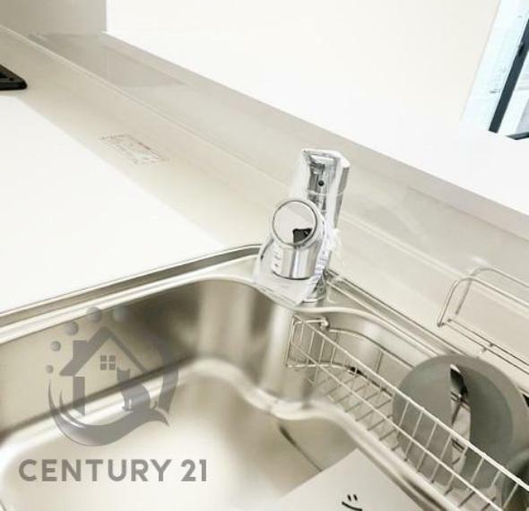 キッチン 蛇口一体型の浄水機能付きなのでウォーターサーバーを設置しなくてもいつでも安全な美味しいお水が使えます