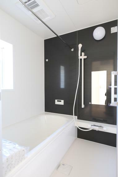 同仕様写真（内観） 【同仕様例】ゆったりとした広さのバスルーム。浴室乾燥機付きで雨の日や花粉の多い季節でも浴室で洗濯物を干すことができます。