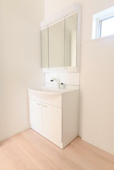 お手入れしやすいシャワー機能付洗面化粧台。大きな鏡で朝の準備もスムーズにできます。