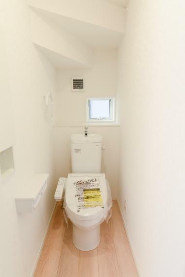【同仕様例】温水洗浄便座仕様。小窓があり明るく通気性のあるトイレ。