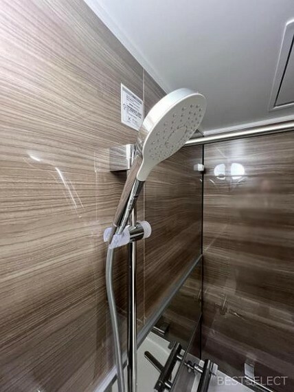 浴室 空気を含んだ大粒の水滴が心地よいシャワー。